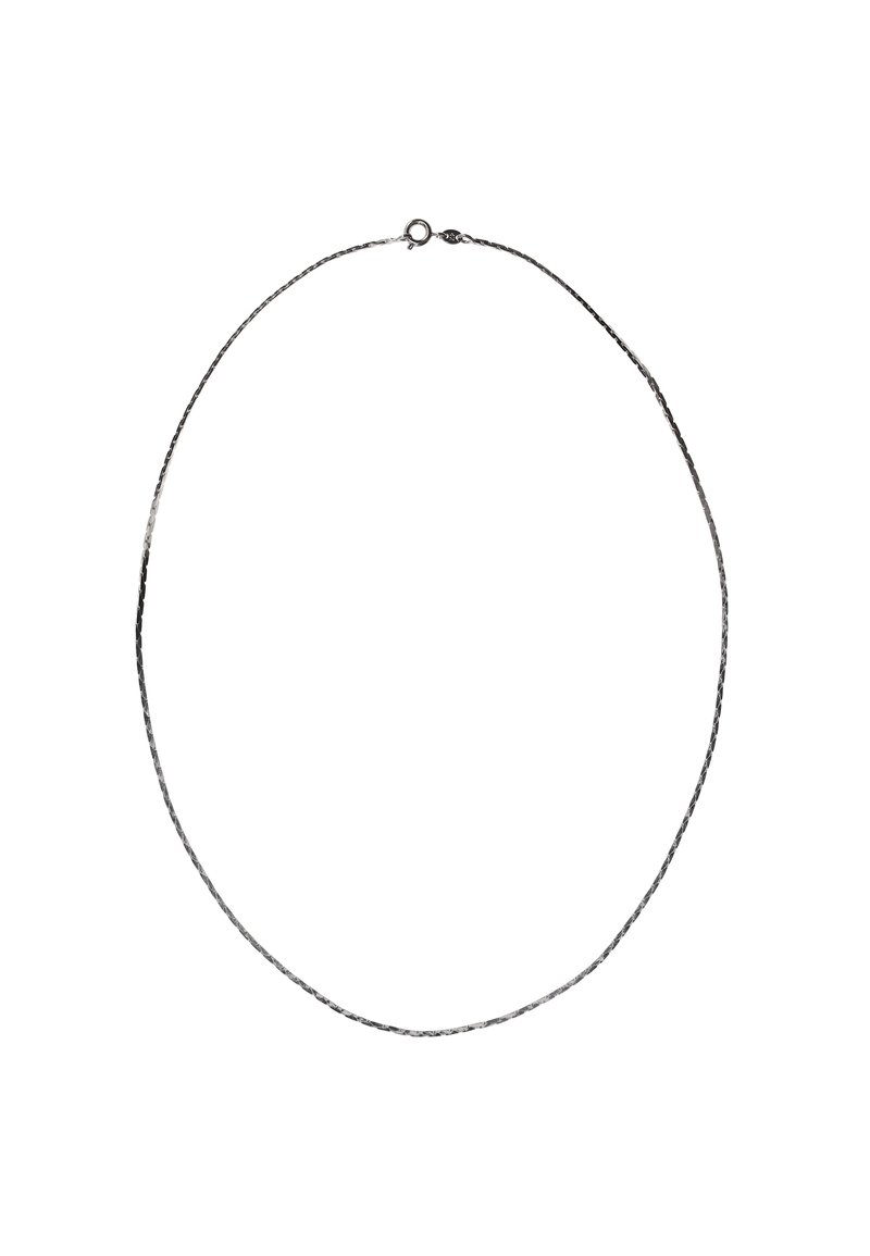 Sølv halskæde med et tyndt, snoet design. Glat tekstur og en central lukning til fastgørelse. Rund form, minimalistisk stil.