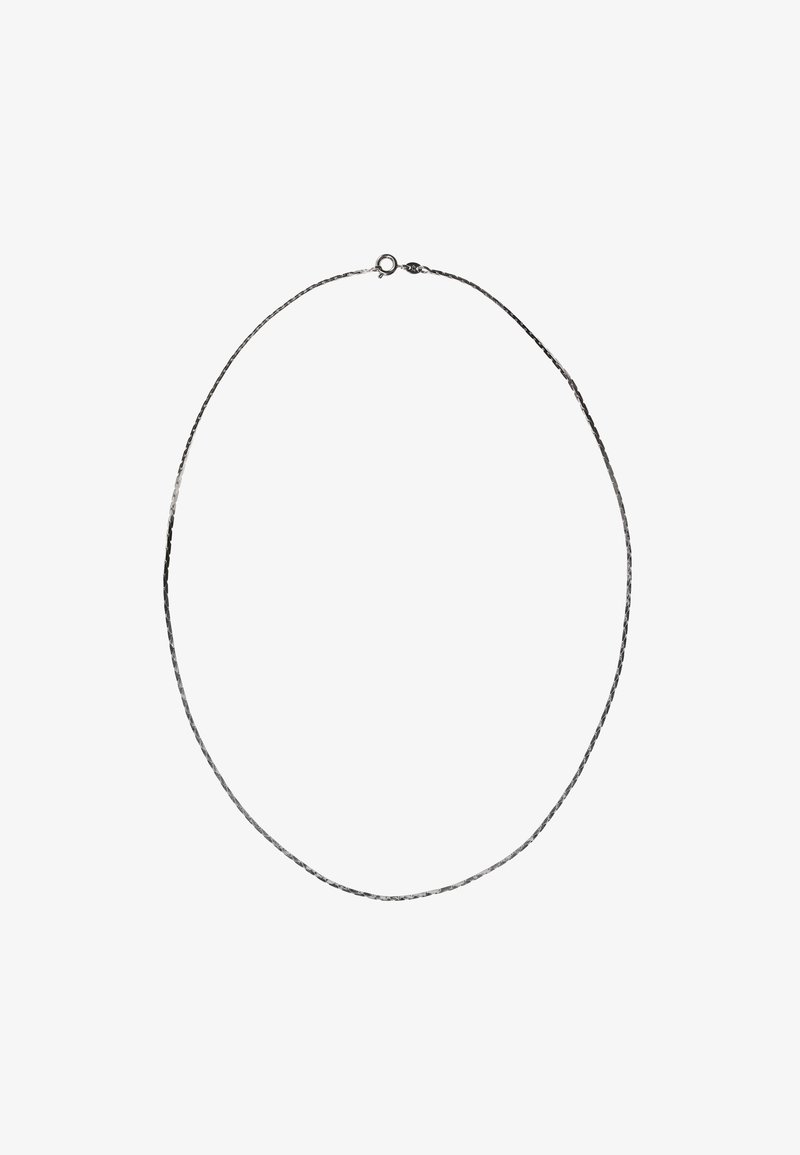 Sølv halskæde med et tyndt, snoet design. Glat tekstur og en central lukning til fastgørelse. Rund form, minimalistisk stil.