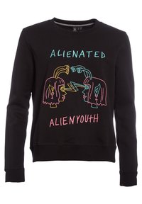 Mustat hupparit, joissa on värikäs brodeerattu kasvojen kuva, ja tekstit "ALIENATED" turkoosina ja "ALIENYOUTH" vaaleanpunaisena. Klassinen malli.
