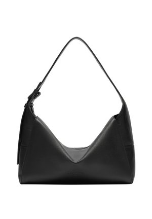 Borsa a spalla in pelle nera con un design triangolare, superficie testurizzata e una cintura larga. Presenta un'estetica minimalista senza hardware visibile.