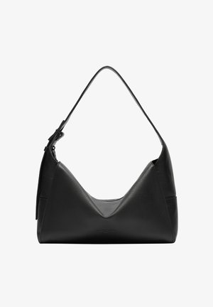 Schwarze Leder-Schultertasche mit einem dreieckigen Design, strukturiertem Oberfläche und einem breiten Riemen. Verfügt über eine minimalistische Ästhetik ohne sichtbare Hardware.