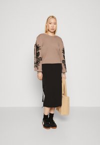 Object OBJJOANA  - Pullover - fossil/black