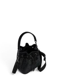 Borsa a secchiello nera in camoscio decorata con borchie. Presenta un manico intrecciato e una tracolla regolabile, con un'apertura arricciata nella parte superiore.