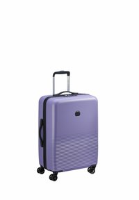 Valigia rigida viola con linee orizzontali testurizzate, cerniere nere, doppie ruote e manico estensibile per una facile manovra.