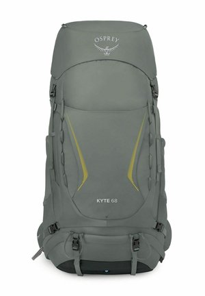 Grijze Osprey Kyte 68 wandelrugzak met meerdere riemen, zakken en gele accentlijnen op het voorpaneel.