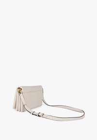 Borsa a spalla beige con design plissettato e una lunga tracolla, posizionata su uno sfondo semplice. Elementi hardware eleganti di colore oro.