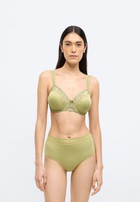 Zielony biustonosz i majtki z wysokim stanem ozdobione kwiatową koronką, gładką tkaniną, regulowanymi ramiączkami oraz zapewniające wygodne dopasowanie.