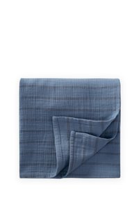 Blauwe geruite katoenen deken met een gestructureerde weving en een zacht, lichtgewicht ontwerp, met contrasterende donkere gestreepte accenten.