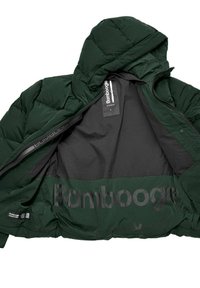 Donkergroene gewatteerde jas met een capuchon, voorzien van een zwarte binnenkant en een groot "Bomboogie" logo. Het materiaal is doorgestikt en heeft een gladde textuur.