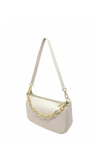 Béžová kožená kabelka s texturovaným povrchem, zdobená zlatým řetízkem, s nastavitelným popruhem a zipovým uzavřením.