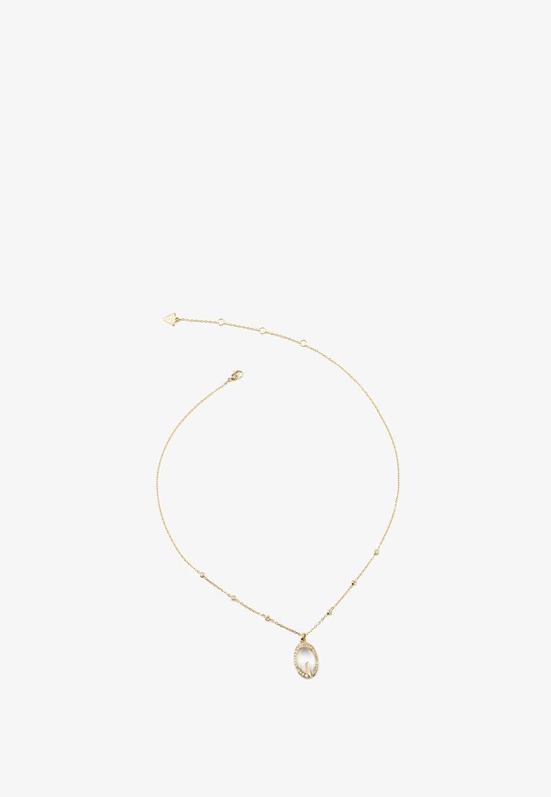 Collier délicat en chaîne d'or avec petites perles et pendentif ovale incrusté de petites pierres claires sur fond blanc.