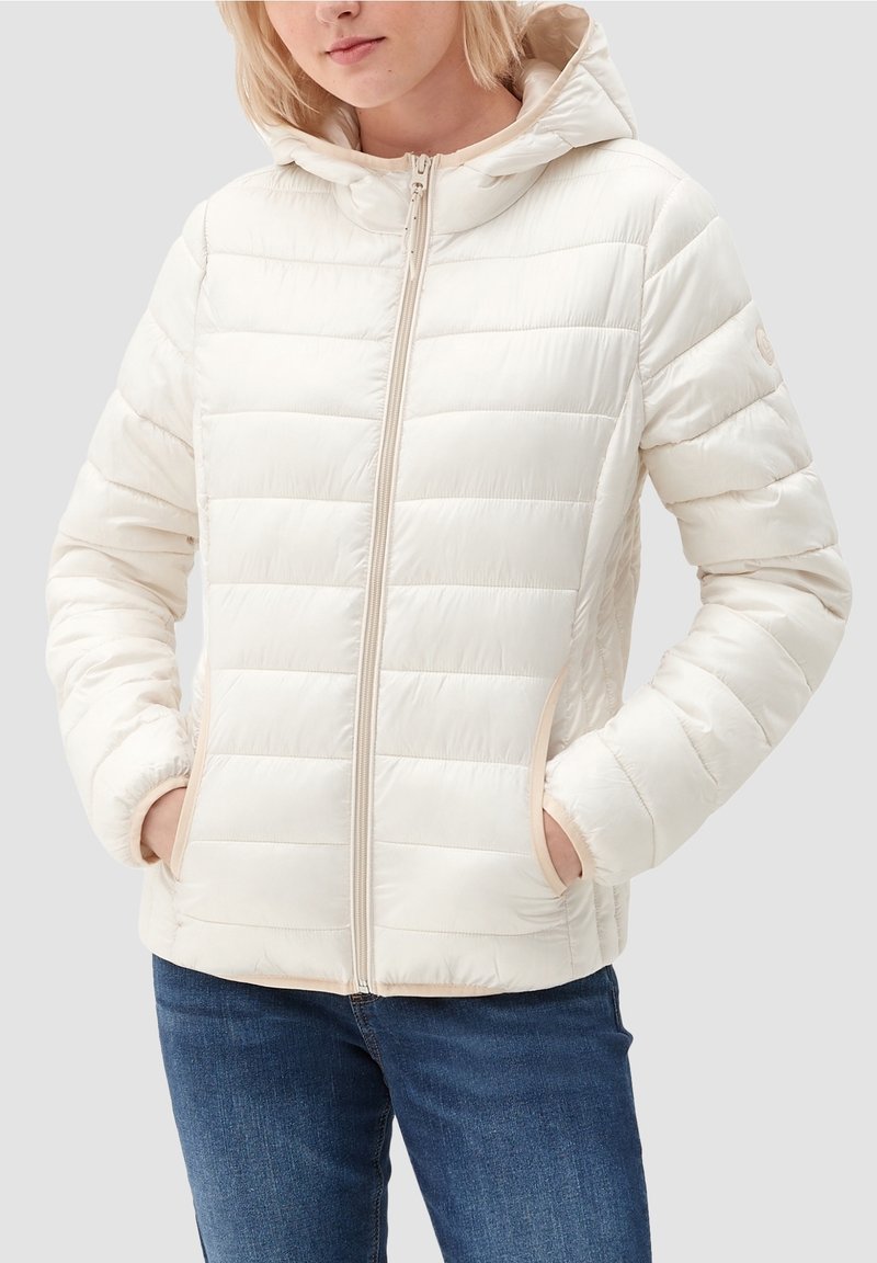 Hvid pufferjakke med hætte, med lynlås foran, ribbet syning, sidelommer og lyse beige detaljer langs lynlåse og sømme.