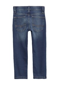 Granatowe dżinsy z prostymi nogawkami, z dwoma tylnymi kieszeniami z subtelnymi wzorami przeszyć oraz średnim stanem.