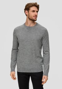 Grauer, gestrickter Pullover mit langen Ärmeln, runder Halsgestaltung und strukturiertem Muster. Trägt eine enge Silhouette mit dunklen Hosen.
