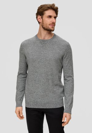 Grauer, gestrickter Pullover mit langen Ärmeln, runder Halsgestaltung und strukturiertem Muster. Trägt eine enge Silhouette mit dunklen Hosen.
