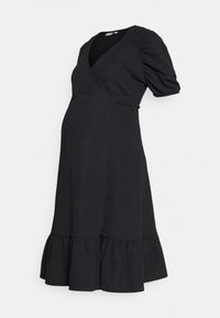 Vestido de maternidade preto com um design envolvente, mangas curtas com volume e uma bainha com babados. O tecido texturizado acrescenta profundidade à cor sólida.