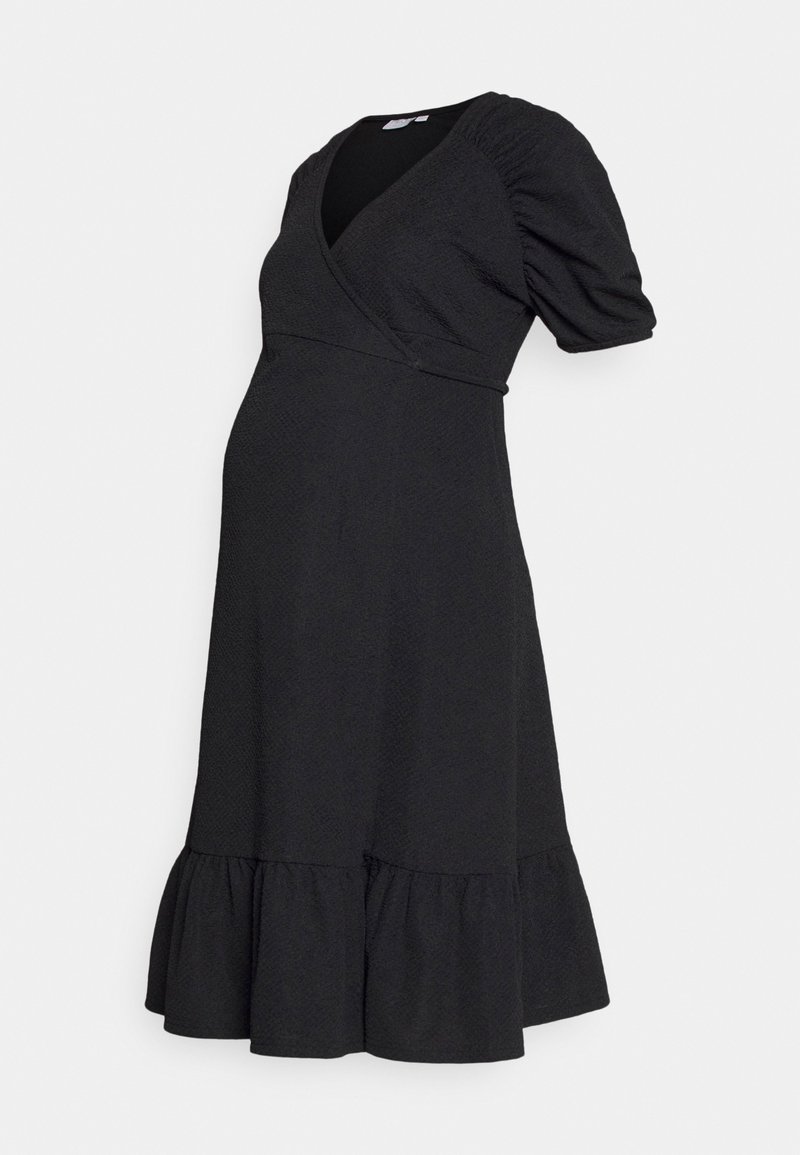 Vestido de maternidade preto com um design envolvente, mangas curtas com volume e uma bainha com babados. O tecido texturizado acrescenta profundidade à cor sólida.