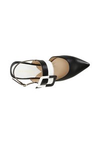 Zapato de punta afilada en blanco y negro, hecho de cuero, que cuenta con una amplia correa blanca con una gran hebilla negra y una plantilla nude.