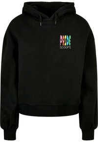 Čierna mikina s kapucňou a rebrovanými manžetami a spodným lemom. Na prednej strane sa nachádza viacfarebný text: "PRIDE SCOOPS." Mäkký materiál, uvoľnený strih.