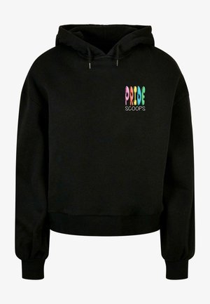 Juodas gobtuvas su ribotais rankogaliais ir apatine dalimi. Priekyje yra daugiaspalvė užrašas: "PRIDE SCOOPS". Minkšta medžiaga, laisvas fasonas.