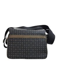 Borsa a tracolla nera con un motivo a ripetizione di piccole lettere, dotata di tasca con zip e di una larga tracolla regolabile. Tessuto texturizzato.