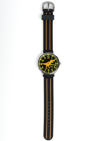 Montre en silicone noire avec un bracelet rayé orange, présentant un cadran rond noir et jaune, de grands chiffres et un motif de dinosaure.