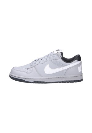 Zapatilla de cuero gris con el logo blanco de Nike, diseño bajo, punta redonda, superficie texturizada y acentos negros en el talón y la suela.