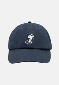 Námořnická modrá kšiltovka vyrobená z bavlny, na přední straně s vyšívanou postavou Snoopyho, který drží tenisovou raketu. Klasický design s zahnutým kšiltem.