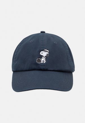 Sötétkék baseballsapka pamutból, az elején hímzett Snoopy karakterrel, aki teniszütőt tart a kezében. Klasszikus dizájn, ívelt napellenzővel.