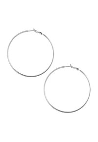Cercei din argint, design circular, finisaj lustruit, având un sistem de prindere sigur. Fiecare cercel este ușor și are aproximativ 7,5 cm în diametru.