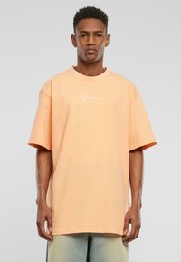 Karl Kani - SMALL SIGNATURE ESSENTIAL TEE - Jednoduché tričko - apricot Miniatura obrázku 1