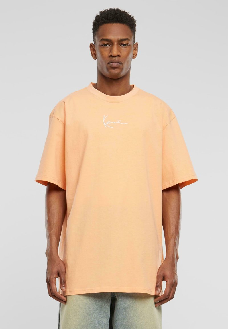 Karl Kani - SMALL SIGNATURE ESSENTIAL TEE - Jednoduché tričko - apricot, Zvětšit