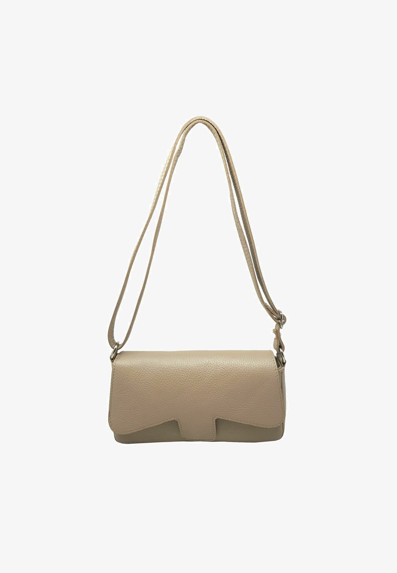 Beige læder crossbody taske med en tekstureret finish, der har en klaplukning og et bølgende design på forsiden. Justerbar skulderrem medfølger.