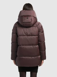 Brūna pūkaina virsjaka ar lielu kapuci, kvadrātveida rakstu un melnu pogu akcentu detaļu aizmugurē. Mīksta tekstūra, garums līdz ceļiem.