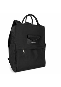 Sac à dos en tissu noir avec une forme structurée, une poignée supérieure, des bretelles réglables, une poche à rabat à l'avant et un détail de fermeture éclair. Texture lisse.