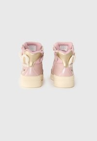Höga sneakers i rosa patentläder med guldaccenter, detaljer som liknar päls och en texturerad gummisula. Har en lekfull design på baksidan.