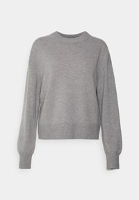 Hellgrauer, langärmeliger Strickpullover mit geripptem Rundhalsausschnitt, Säumen und Bündchen, auf einem schlichten weißen Hintergrund präsentiert.