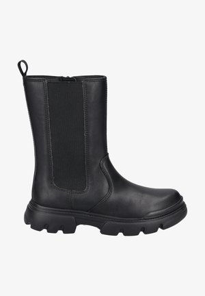 Botín de cuero negro a medio gemelo con panel lateral elástico, tirador, punta redonda y suela de goma gruesa con un fuerte relieve.