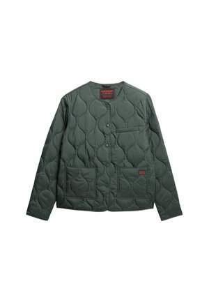 Gequilted groene jas met een ronde hals, sluiting met knopen aan de voorkant, één borstzak en twee grote zakken aan de voorkant. Heeft een gestructureerd oppervlak.
