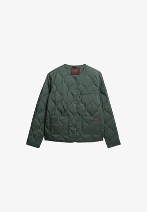 Zielona kurtka pikowana z okrągłym dekoltem, zapięciem na guziki z przodu, jedną kieszenią na piersi oraz dwiema dużymi kieszeniami z przodu. Posiada teksturowaną powierzchnię.