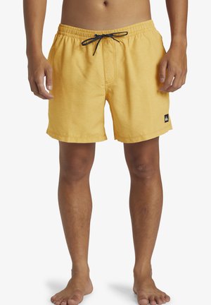 Gelbe Badeshorts aus leichtem Stoff, mit einem elastischen Bund und schwarzem Kordelzug sowie einem kleinen Logo-Patch.
