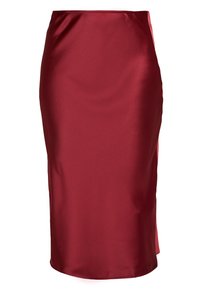 Falda midi de satén burdeos con una textura suave, diseño ajustado y detalle de abertura lateral, que cuenta con una cinturilla limpia y un estilo discreto.