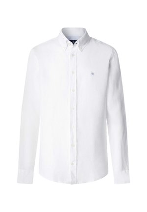 Hvid langærmet skjorte med knapper og knapkrave samt et lille blåt broderet logo på venstre bryst.
