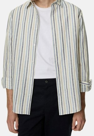 Gestreiftes Hemd aus leichtem Stoff, mit blauen, grauen und cremfarbenen Streifen. Lange Ärmel, an den Manschetten aufgerollt, weißes Unterhemd sichtbar.