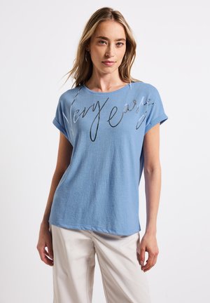 Lichtblauwe, t-shirt met korte mouwen van zacht materiaal met een ronde halslijn. heeft zilveren tekst in een mooi lettertype met de tekst "Very Easy" op de voorkant.