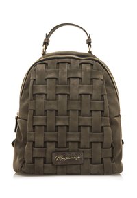 Sac à dos en cuir tressé vert olive, de forme arrondie, avec une poignée supérieure, une fermeture éclair dorée et un plaquage de logo à l'avant.