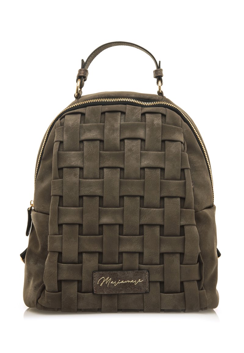 Sac à dos en cuir tressé vert olive, de forme arrondie, avec une poignée supérieure, une fermeture éclair dorée et un plaquage de logo à l'avant.