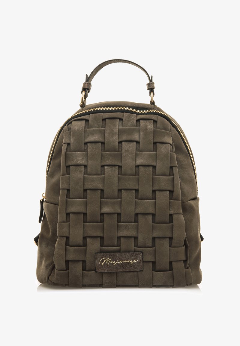 Mochila de cuero tejido de color verde oliva con forma redondeada, que cuenta con un asa superior, cremallera dorada y una placa con el logo en la parte frontal.