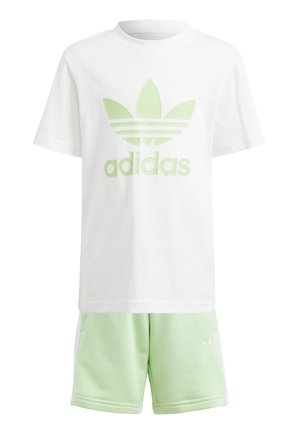 adidas Originals ADICOLOR AND - Shorts - semi green spark