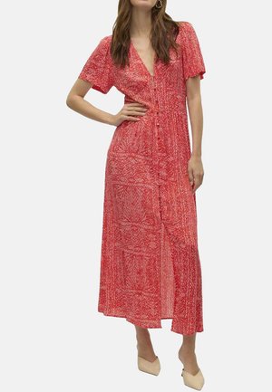 Vestido maxi de cuadro rojo con mangas cortas, escote en V y cierre de botones en la parte delantera. Tela ligera y fluida con una silueta relajada.